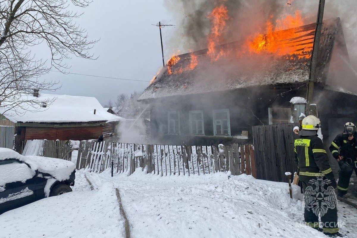 В Валдае судебный пристав спас жизнь девушке-подростку во время пожара