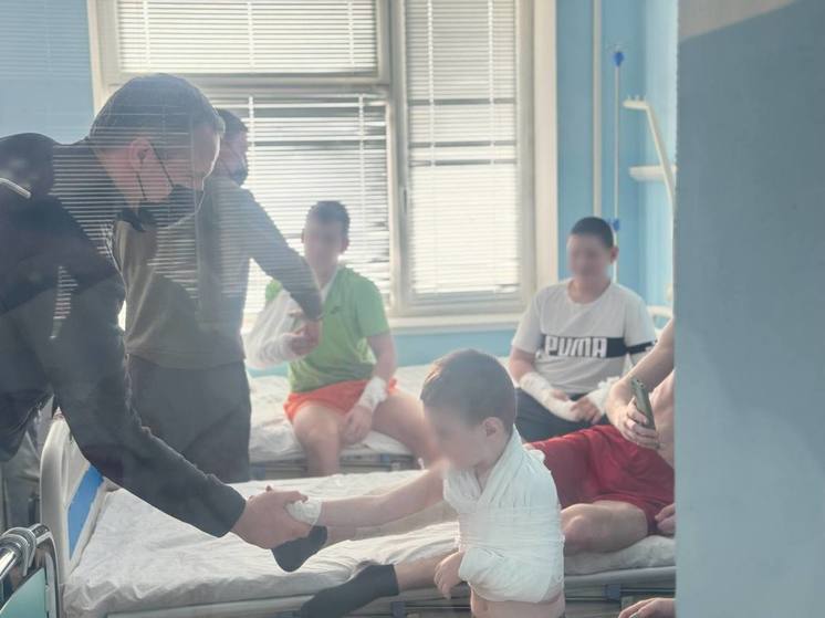Гладков и Турчак навестили пострадавших от обстрелов юных белгородцев