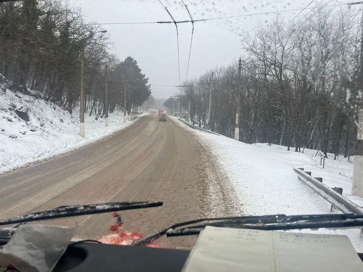 Перепады температуры заставили крымских дорожников усилить работу