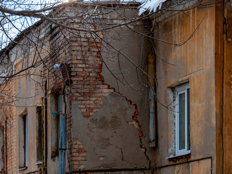 SHOT: 30 жителей Омска боятся погибнуть под завалами разваливающейся пятиэтажки