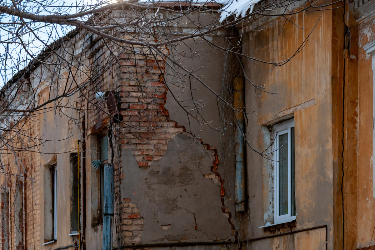 Жители российского города выразили опасения из-за обрушивающейся пятиэтажки