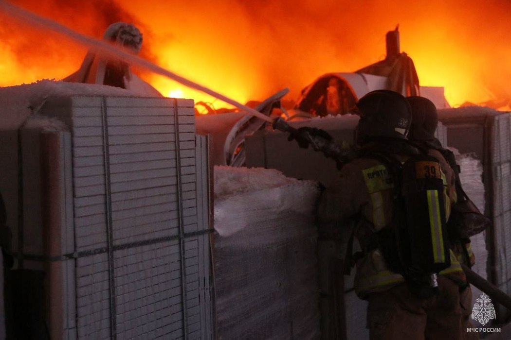 Крупный пожар полыхает на складе в Петербурге 