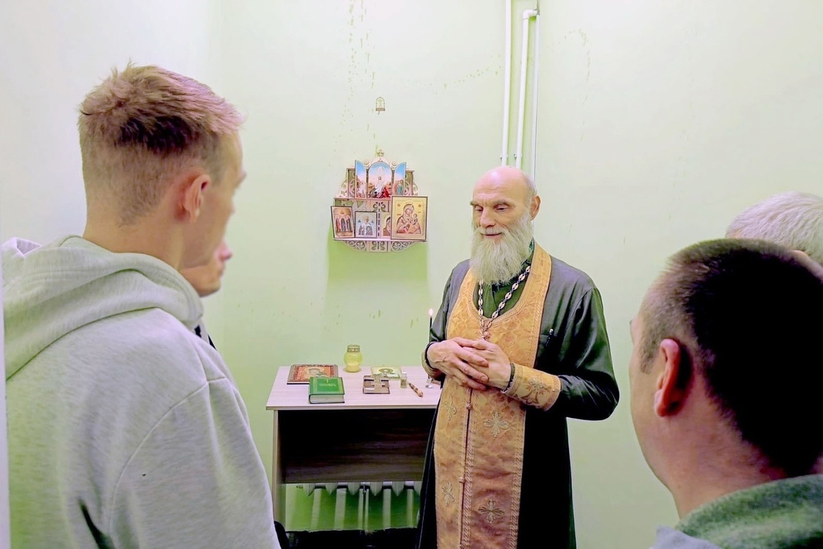 Священник Олег Тряпицын освятил молитвенную комнату для осужденных