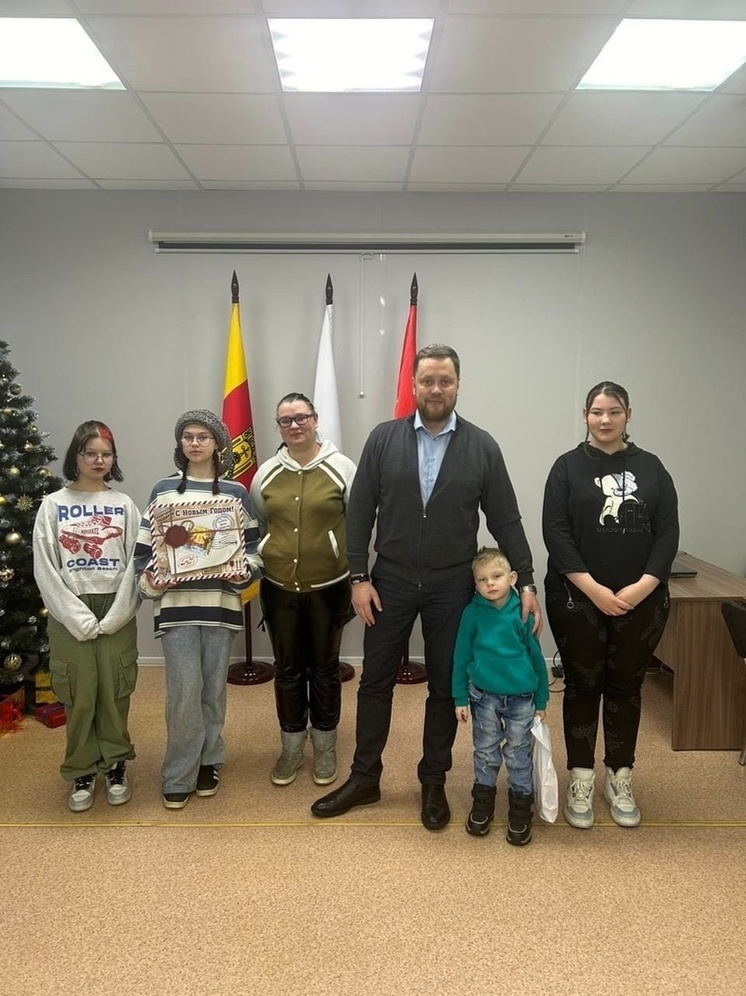 Многодетной семье из Тверской области, чей дом сгорел в новогодние каникулы, выдали квартиру