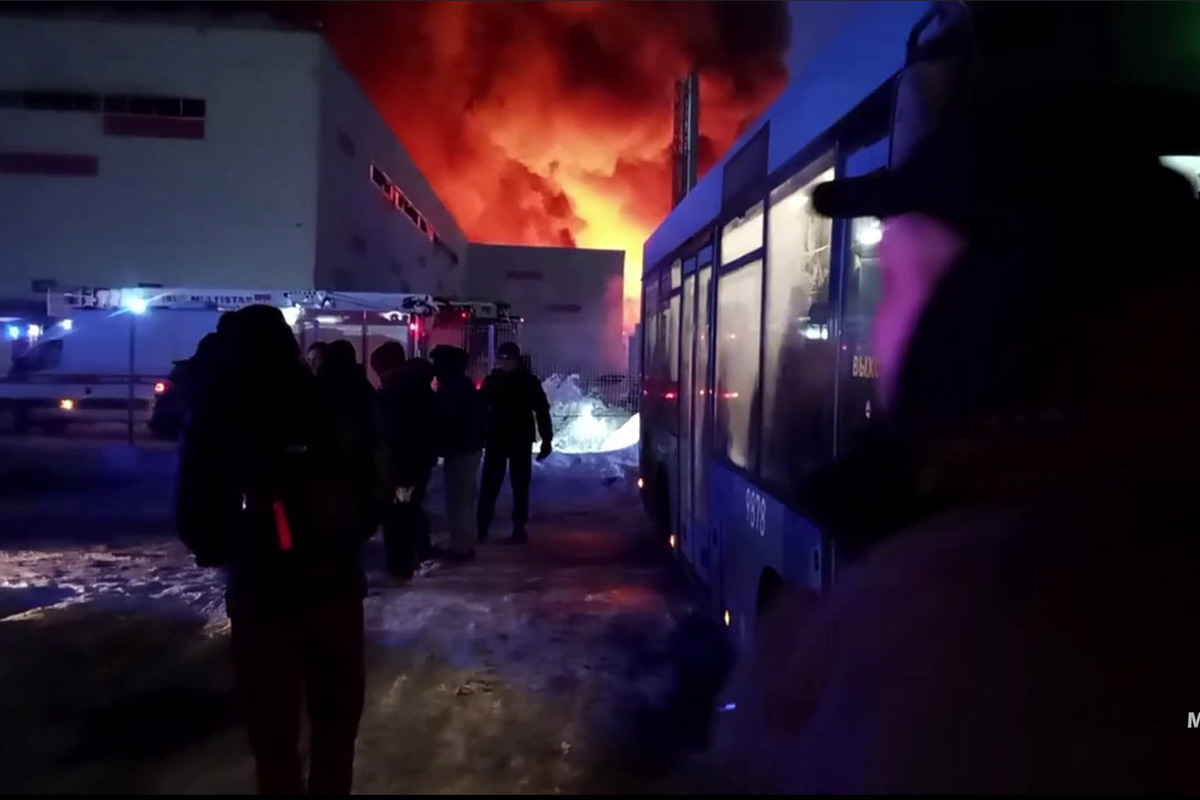 СМИ: при пожаре на складе в Петербурге  пострадала девушка