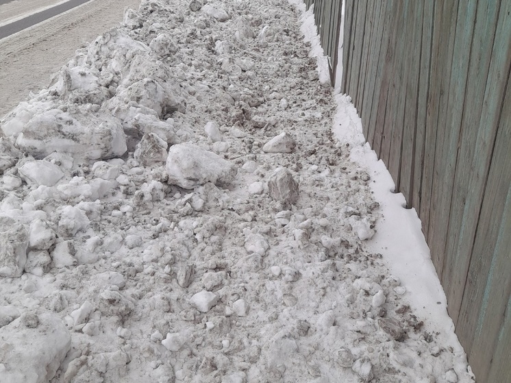 Снежные завалы на тротуарах возмутили кемеровчан