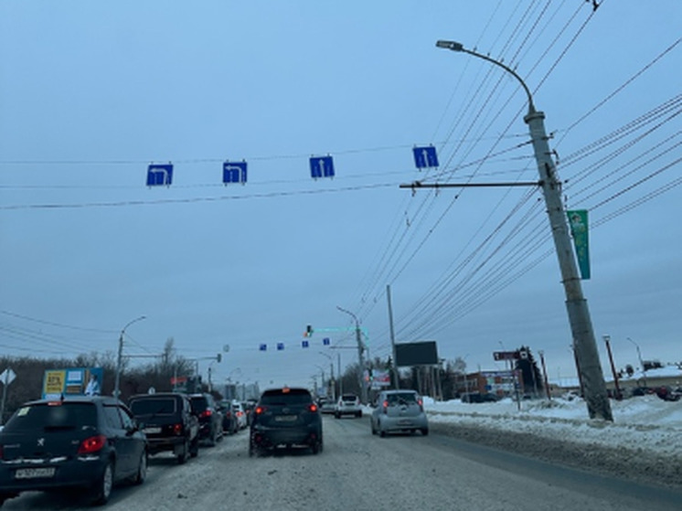 В Омске на перекрёстке Енисейская и Объездной дороги повесили знаки движения по полосам