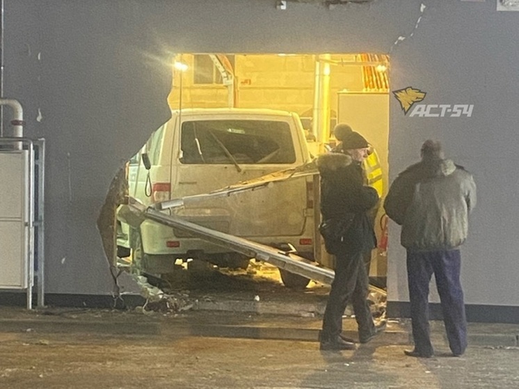 В Новосибирске появилось видео с протаранившим стену на парковке ТЦ «Мега» автомобилем