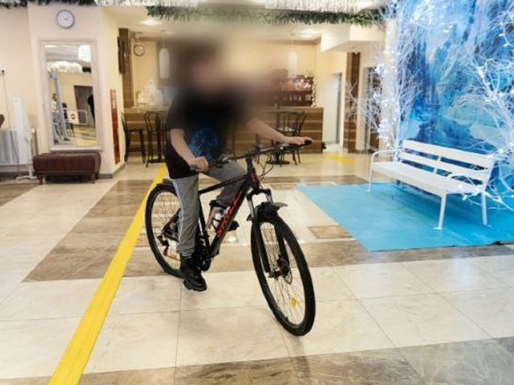Глава Ямальского района подарил велосипед сыну бойца СВО
