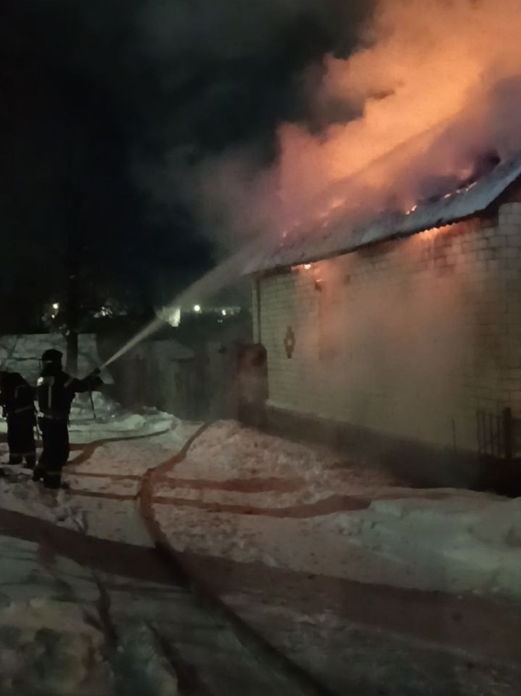 В Курске во время пожара сгорела кровля и второй этаж жилого дома