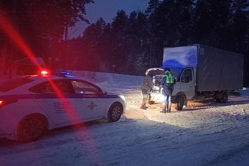 Костромская автопомощь: сотрудники ДПС «оживили» грузовик, застрявший на трассе Р-243