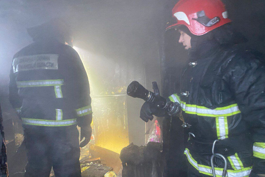 Одного человека спасли и восемь эвакуировали во время пожара в Кировске