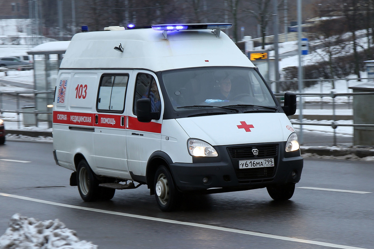 Подросток рухнул на тюбинге с обрыва в российском городе