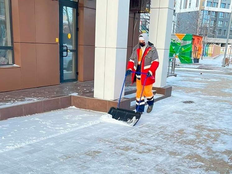 В Краснодаре около 600 человек и десятки машин продолжают борьбу с гололёдом