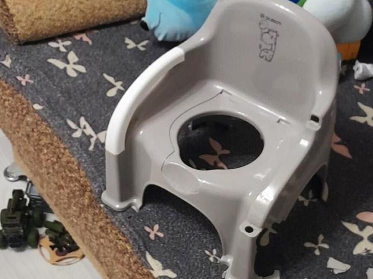 Спасатели помогли малышу, палец которого застрял в пластиковом горшке