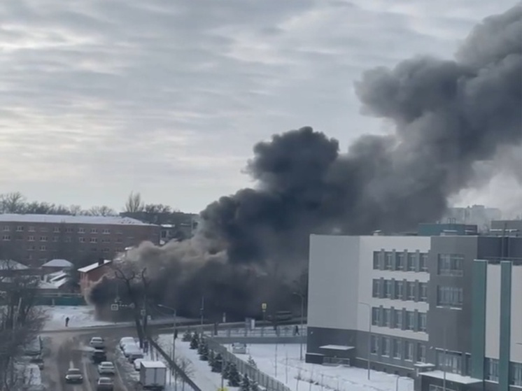 В Ростове на Металлургической загорелась автомойка