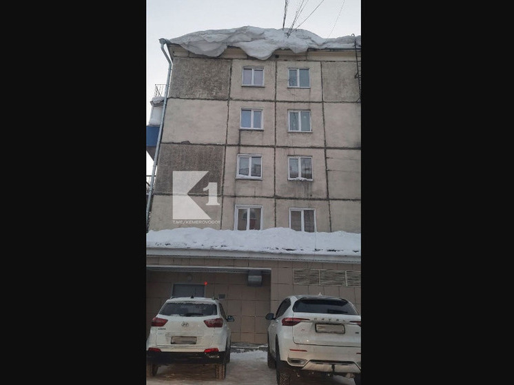 В кузбасском городе припаркованным машинам грозит опасность