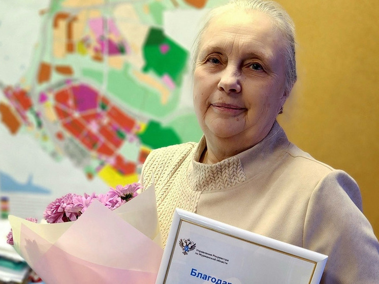 Заслуженную работницу города Апатиты наградили благодарственным письмом