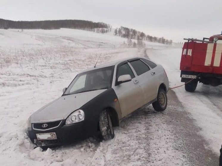 Пожарные вытащили из кювета автомобиль в Красноярском крае
