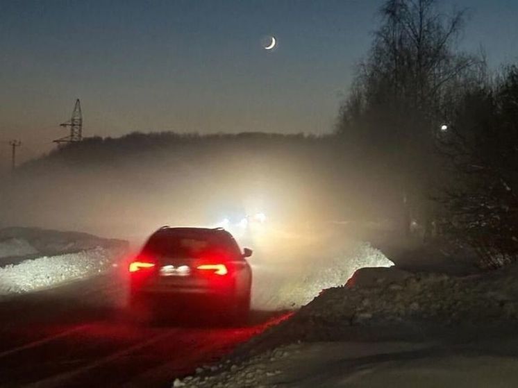 От воды реки Мещериха в Подмосковье идет пар и неприятный запах