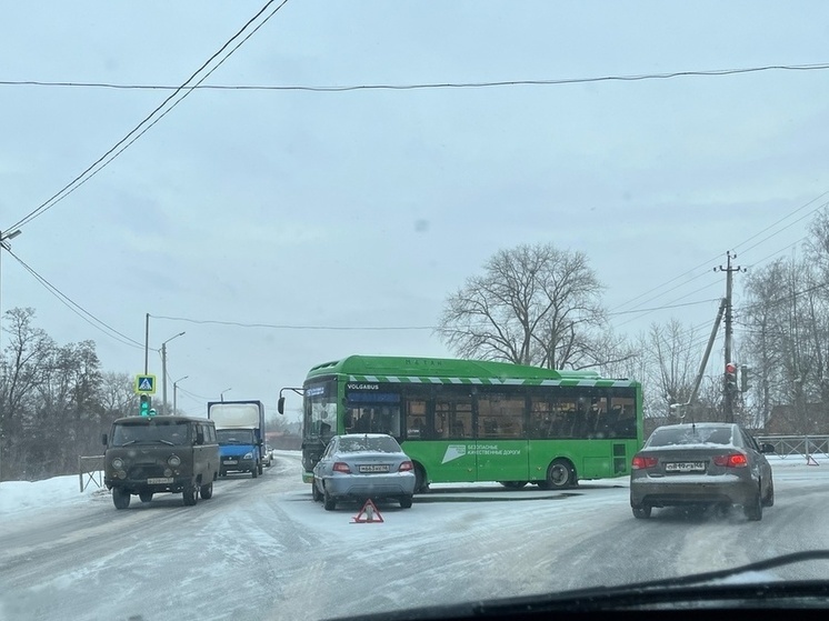 В Курске столкнулись автобус «Волгабас» и легковой автомобиль