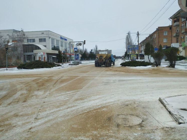 В Новой Каховке коммунальные службы борются с последствиями непогоды