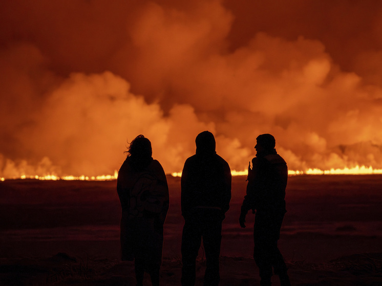 В Исландии вулкан уничтожает старейший город Гриндавик, идет эвакуация