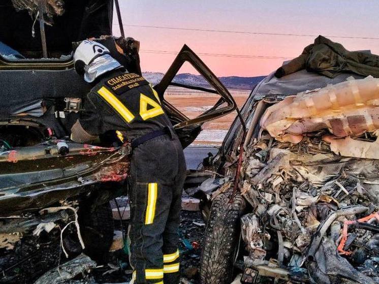 Спасатели вытащили водителя из смятого после ДТП кроссовера в Чите