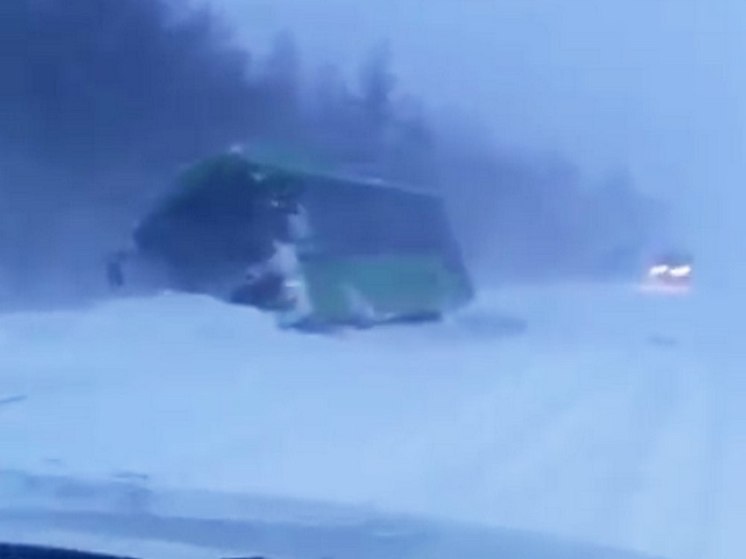 На Сахалине два пассажирских автобуса с людьми съехали в кювет