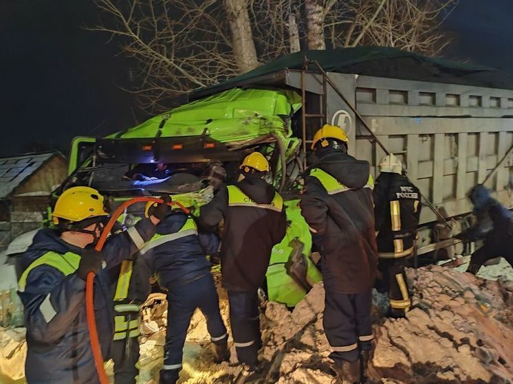 В Кемерове мужчина оказался зажат в разбитом грузовике после ДТП