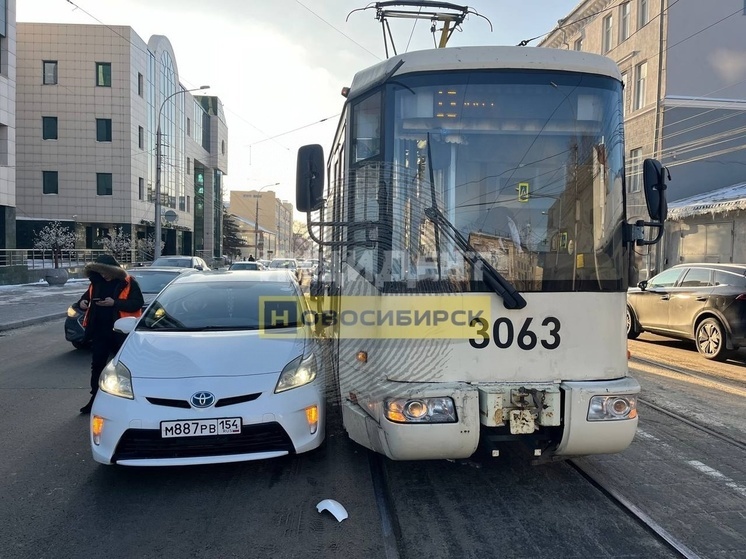 Легендарный трамвай №13 столкнулся с иномаркой в центре Новосибирска