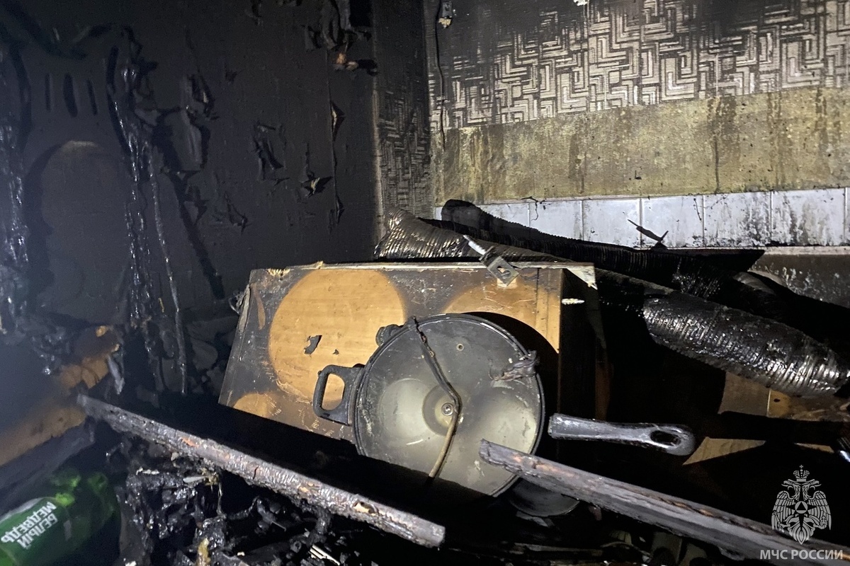Семь человек спасли огнеборцы на пожаре в Вологде