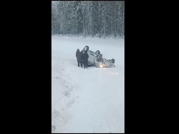 Внедорожник перевернулся на крышу на трассе в Карелии