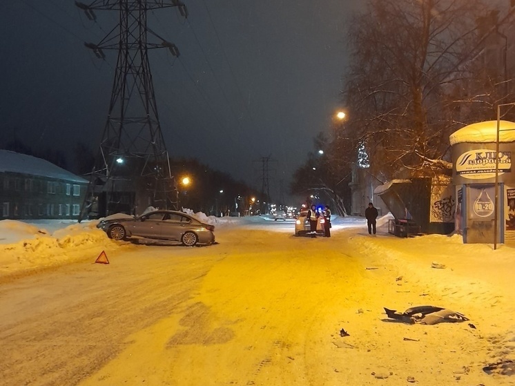 Молодая девушка пострадала в жесткой аварии на перекрестке в Петрозаводске