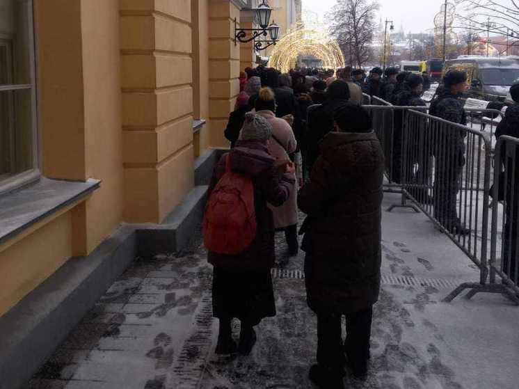 Перед Малым театром зрители встали в очередь, чтобы попасть к гробу Юрия Соломина