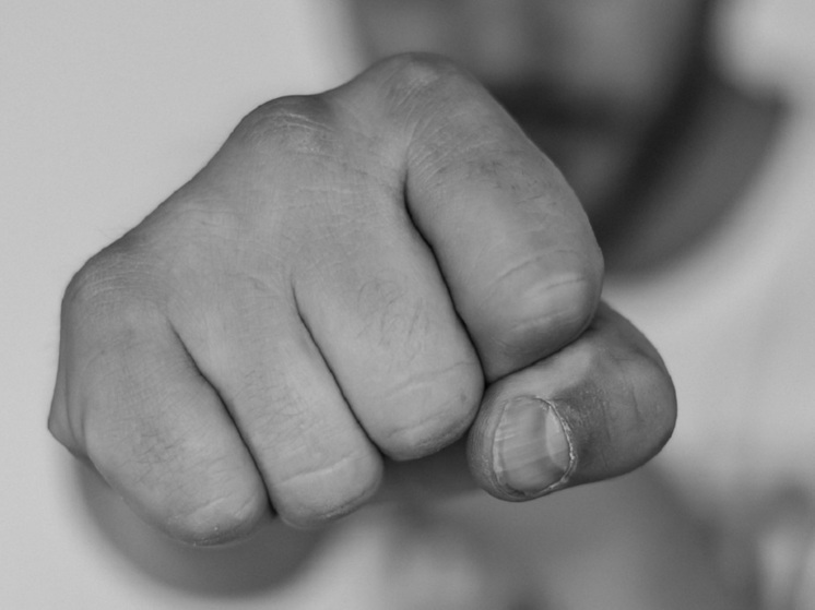 В Санкт-Петербурге двое неизвестных избили и ограбили восьмиклассника в подъезде