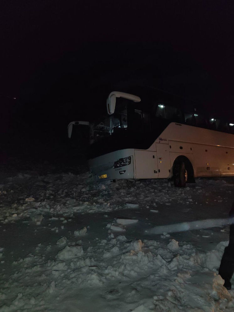 Шахтовый автобус опрокинулся в кювет в Кузбассе