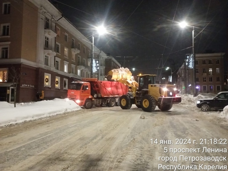 Рабочие в усиленном режиме вывозят горы снега с улиц Петрозаводска