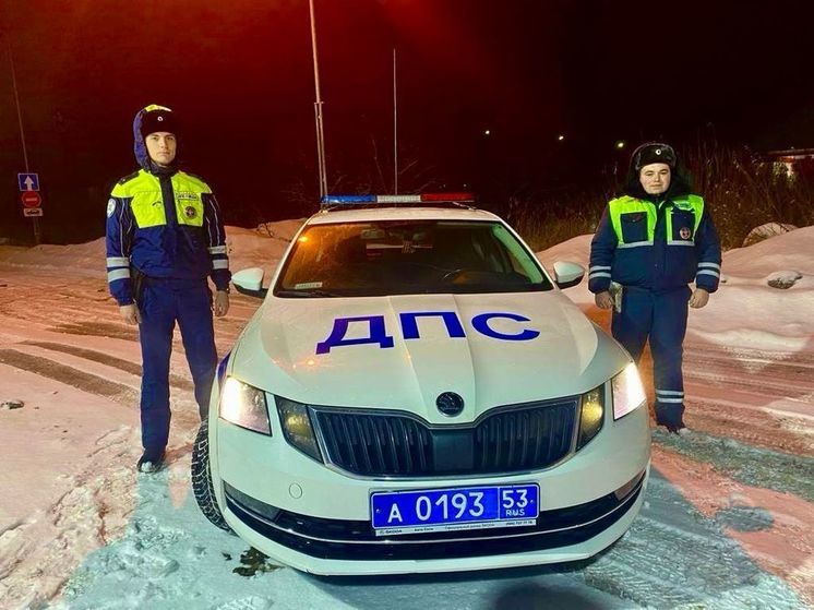 Сотрудники новгородского ГИБДД помогли доставить больного ребенка в больницу