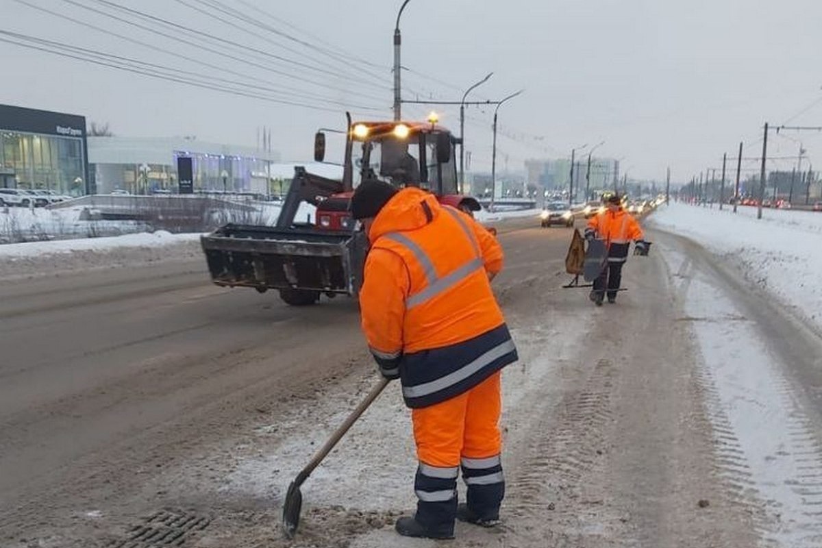 В Курске на уборку дорог 15 января вышли 56 единиц техники