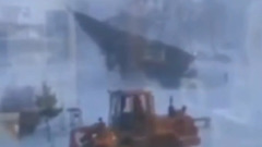 Автобус снесло с дороги, повалена ель: видео мощного снежного циклона на Сахалине