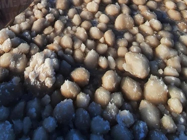 Замерзшее Цимлянское водохранилище покрылось ледяными шарами