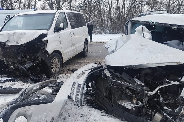 В Фатежском районе произошло лобовое столкновение двух авто