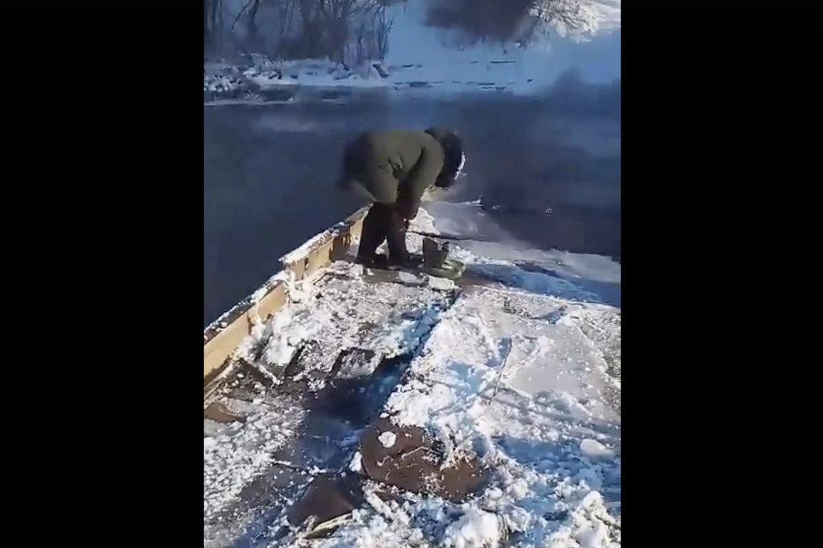 Жители российской деревни начали добираться в магазин вброд через реку