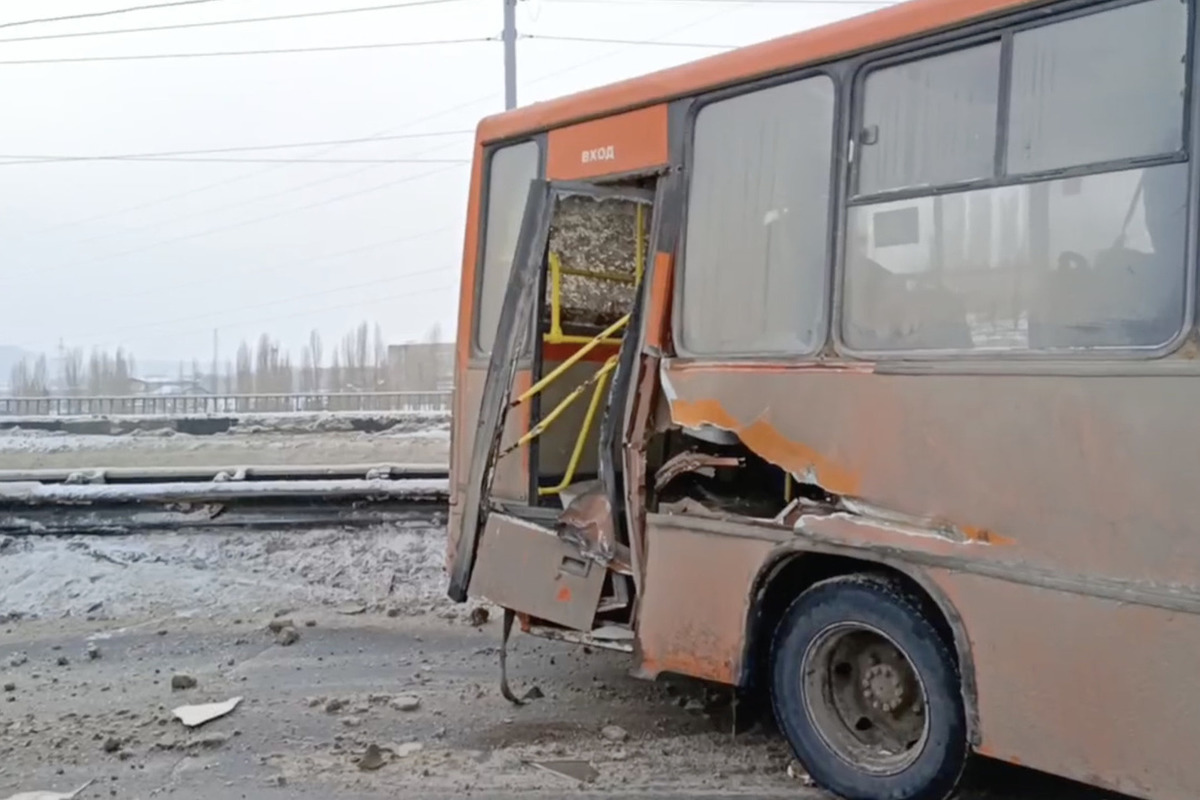 Пассажирский автобус врезался в грузовик в Нижнем Новгороде