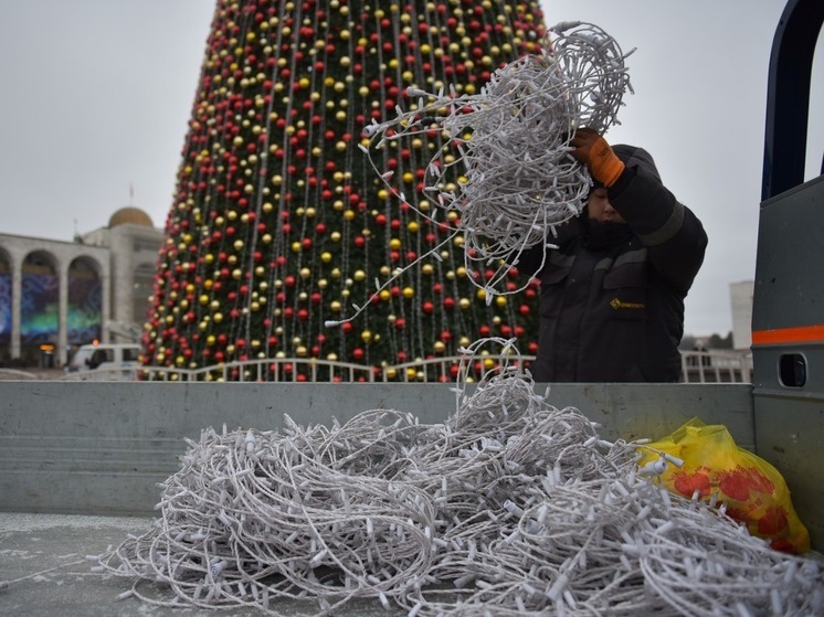 В Бишкеке стартовал процесс демонтажа главной новогодней ёлки страны