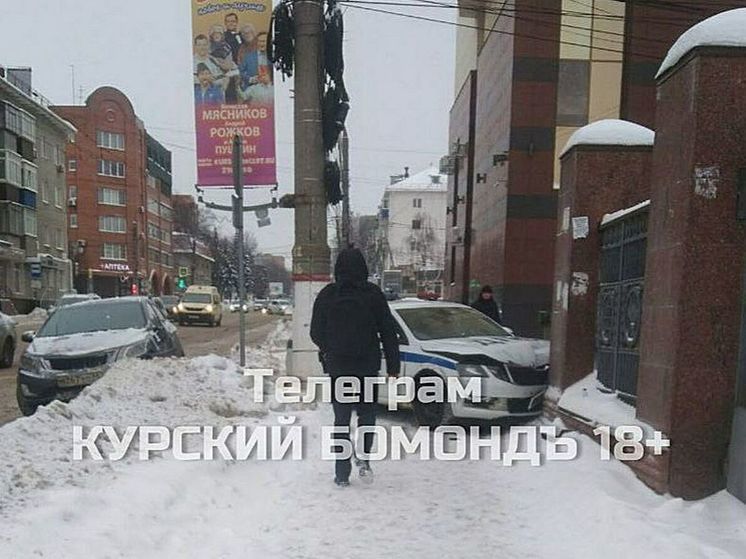 В Курске на Радищева автомобиль ДПС протаранил ограждение стадиона