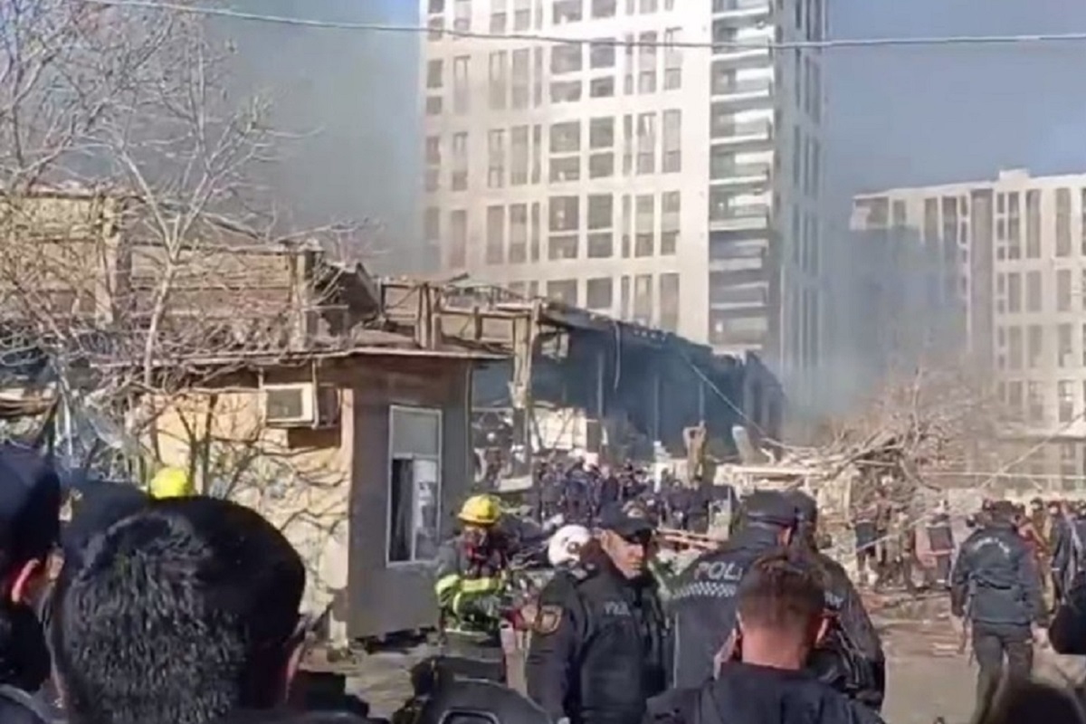 Более двух десятков человек пострадали после мощного взрыва в Баку