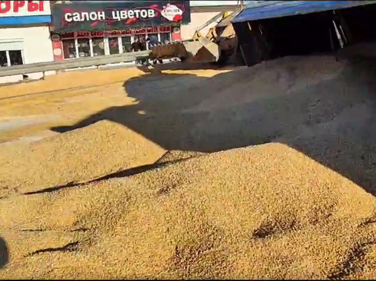 В Пятигорске затруднено движение по пр. Калинина из-за перевернувшегося грузовика