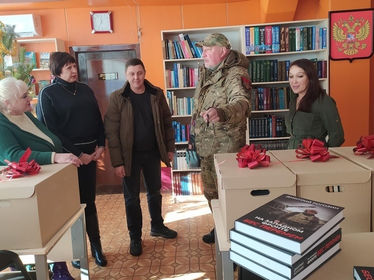 Дмитрий Рогозин подарил книги библиотекам запорожского Токмака